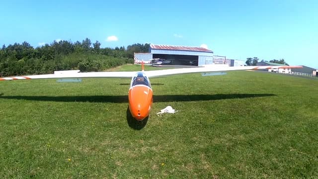 Image de fond montrant un planeur en vol