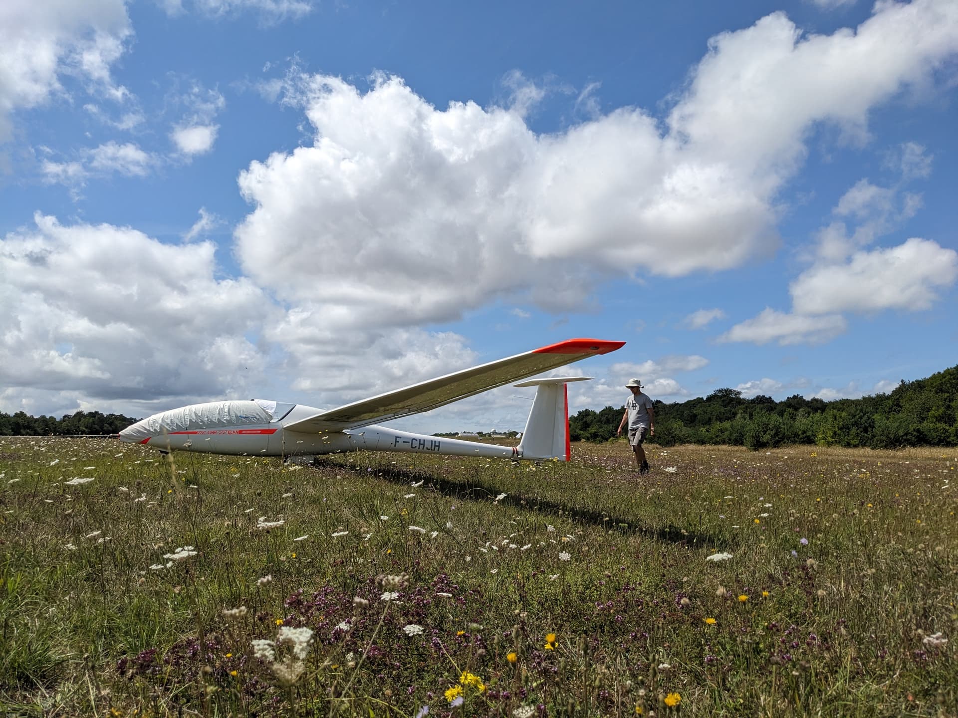 DG-500 sailplane at the end of runway 24