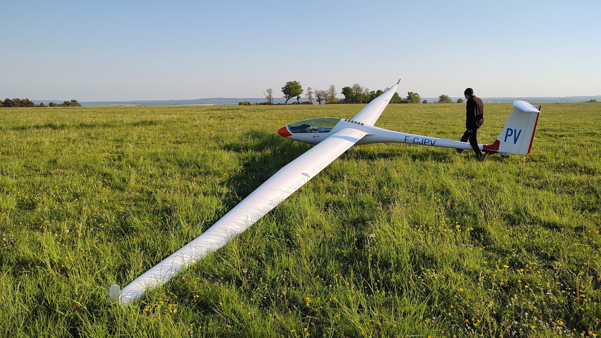 Lak 19 sailplane on the ground