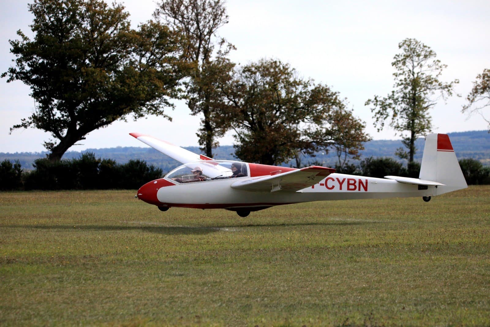 ASK-13 sailplane landing