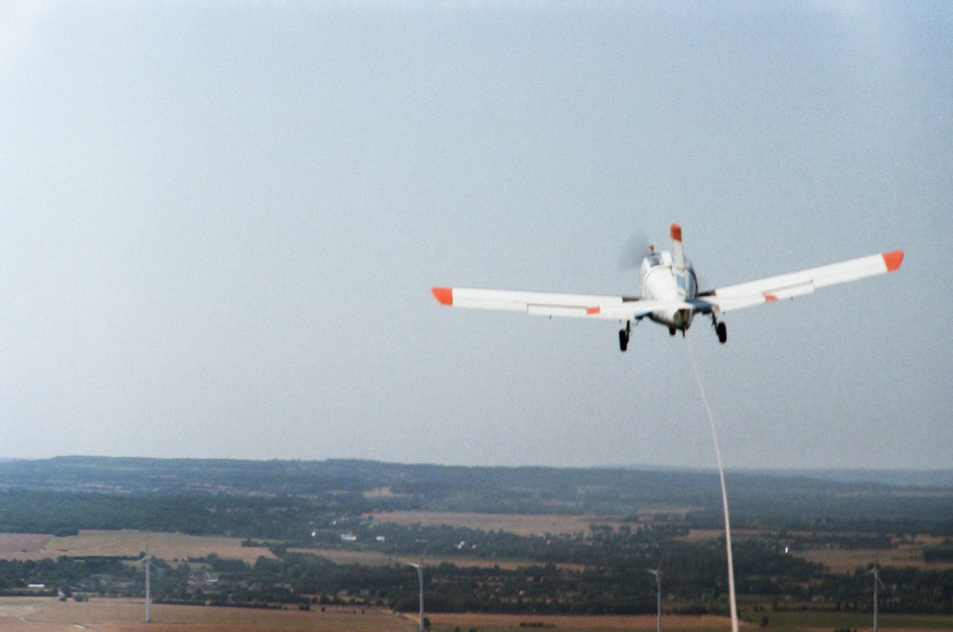 Rallye tow plane towing a sailplane