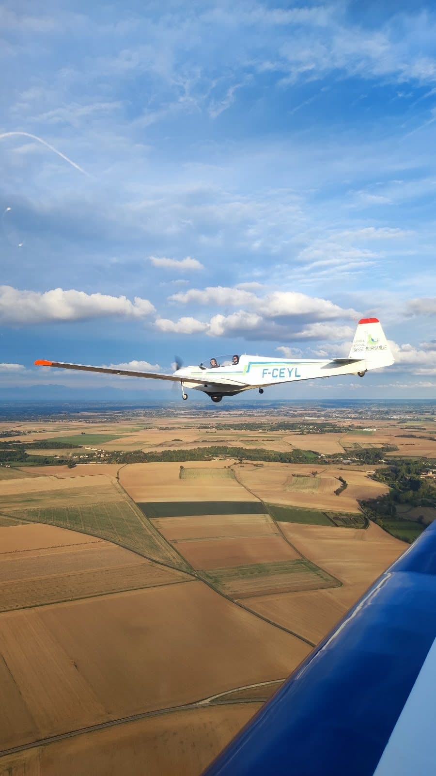 SF-28 motor glider in flight