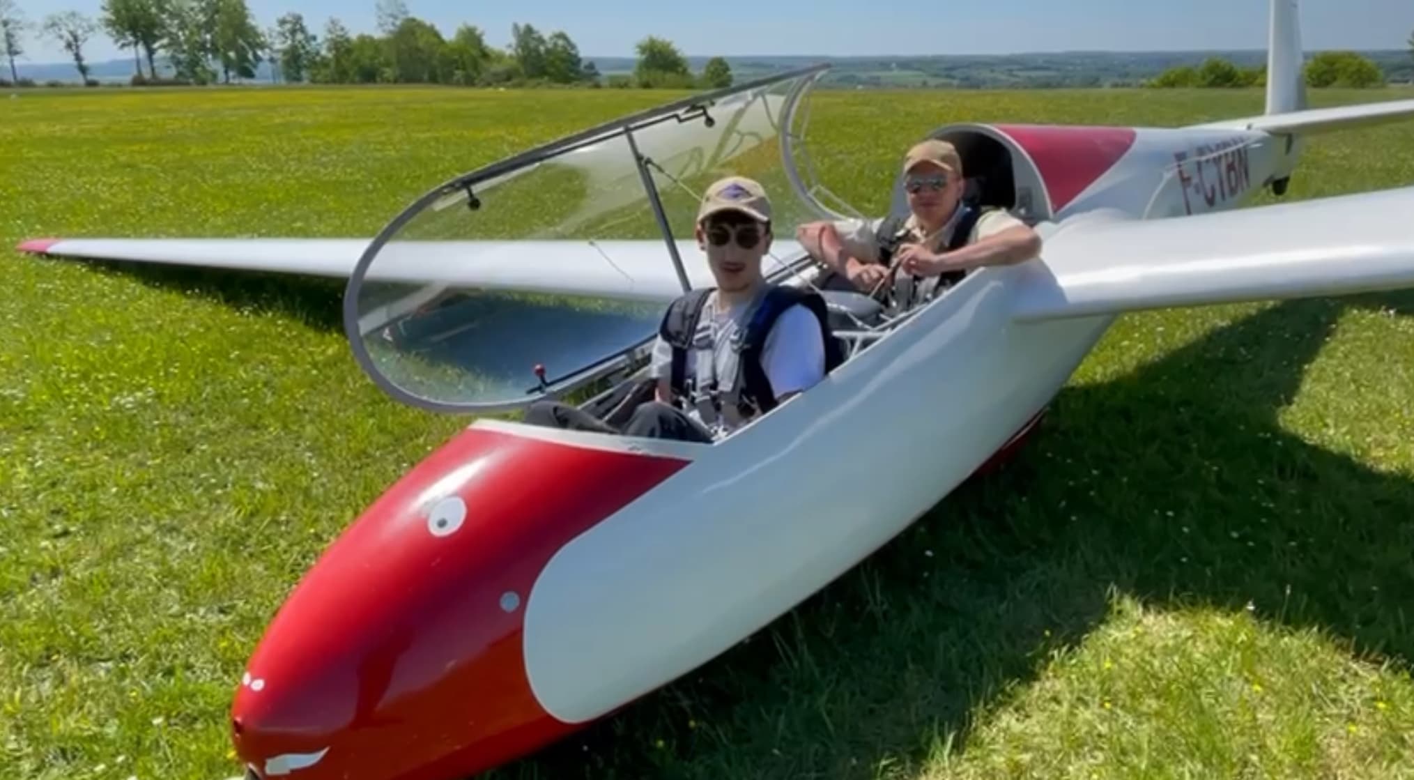 Le planeur ASK-13 F-CYBN prêt au décollage