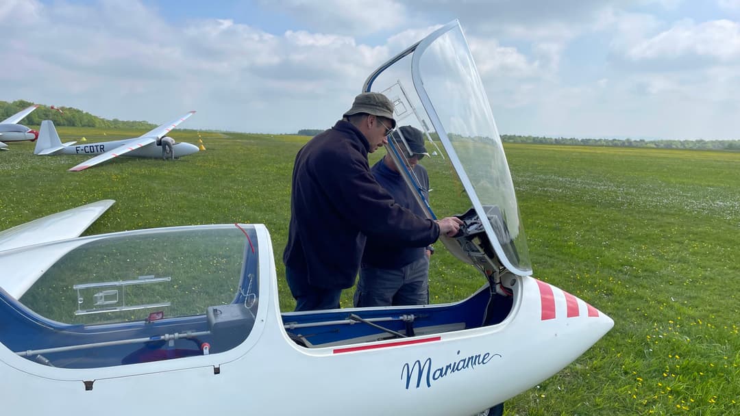 Instructeurs expliquant le fonctionnement des instruments