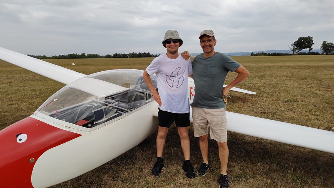 Élève avec son instructeur après son premier vol solo
