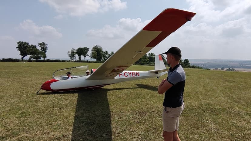 Un elève aide au decollage de l'ASK-13